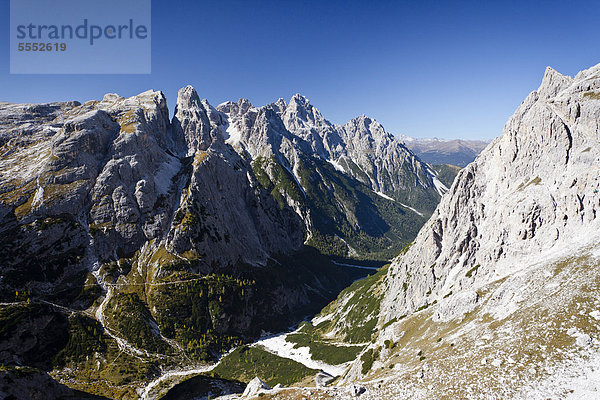 Beim Alpinisteig  im Bild der Einser  hinten die Dreischusterspitze  Sexten  Hochpustertal  Dolomiten  Südtirol  Italien  Europa