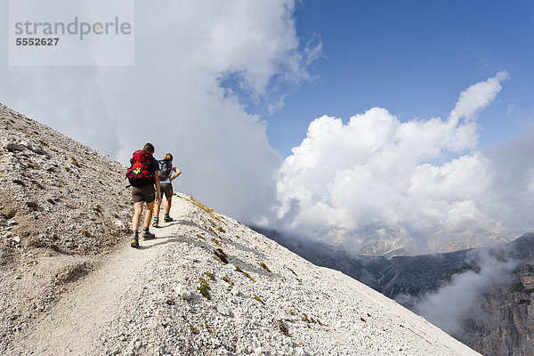 Wanderer beim Aufstieg zum Sassongher oberhalb von Corvara  Puezgruppe  Naturpark Puez-Geisler  Dolomiten  Südtirol  Italien  Europa