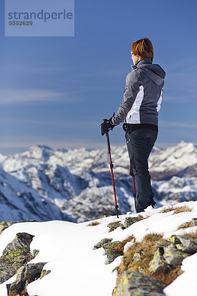 Wanderin auf der Röthenspitz oberhalb vom Penser Joch  hinten das Gebirge um Sterzing  Sarntal  Südtirol  Italien  Europa