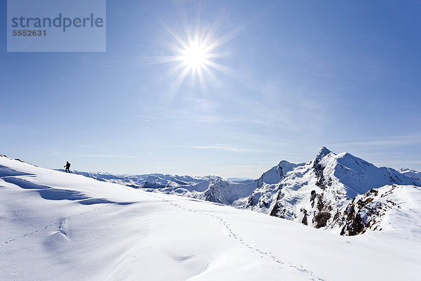 Wanderer auf der Röthenspitz oberhalb vom Penser Joch  hinten der Gipfel des Penser Weißhorns  Sarntal  Südtirol  Italien  Europa