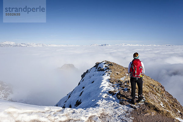 Wanderer beim Aufstieg zur Laugenspitze oberhalb der Laugenalm  hinten die Dolomiten  Gampenpass  Südtirol  Italien  Europa