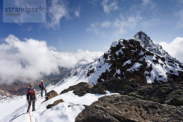 Wanderer beim Aufstieg zur Hinteren Eggenspitze im Ultental oberhalb des Grünsees  hinten der Gipfel der Hinteren Eggenspitze  unten der Grünsee  Südtirol  Italien  Europa