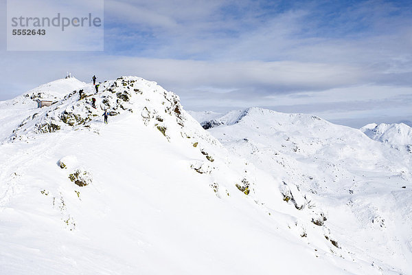 Skitourengeher beim Aufstieg zum Sattele oberhalb von Reinswald im Sarntal  hier auf dem Gipfelgrat  hinten das Sattele  Südtirol  Italien  Europa