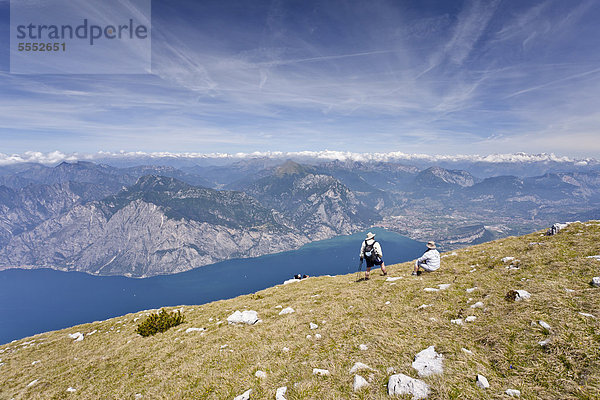 Wanderer auf dem Monte Altissimo oberhalb von Nago  unten der Gardasee und Arco  Trentino  Italien  Europa
