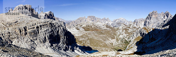 Auf dem Büllelejoch  hinten der Paternkofel  die Drei-Zinnen-Hütte die Dreischusterspitze  unten das Altensteintal  Sexten  Hochpustertal  Dolomiten  Südtirol  Italien  Europa