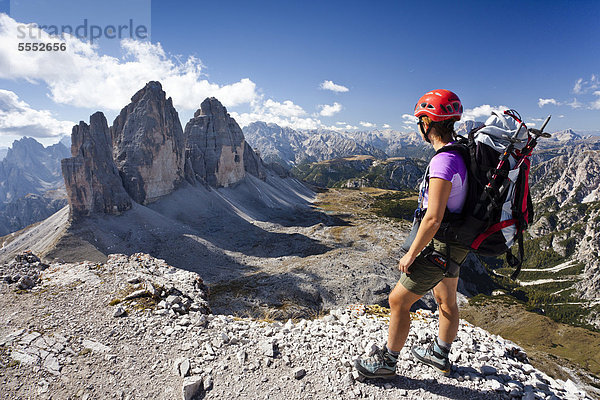 Kletterer auf dem Paternkofel  mit Blick auf die Tre Cime di Lavaredo oder Drei Zinnen  hinten der Monte Cristallo  Sexten  Hochpustertal  Dolomiten  Südtirol  Italien  Europa