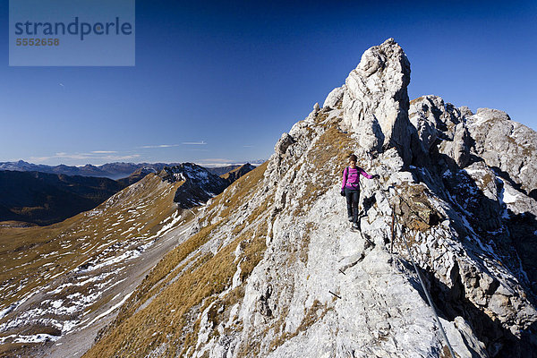 Bergsteigerin beim Bepi Zac Klettersteig im San Pellegrino Tal oberhalb vom San Pellegrino Pass  hinten die Bervagabunden-Hütte  Dolomiten  Trentino  Italien  Europa