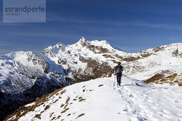 Wanderer beim Aufstieg zum Penser Weißhorn oberhalb vom Penser Joch  hinten der Gipfel vom Penser Weißhorn  Sarntal  Südtirol  Italien  Europa