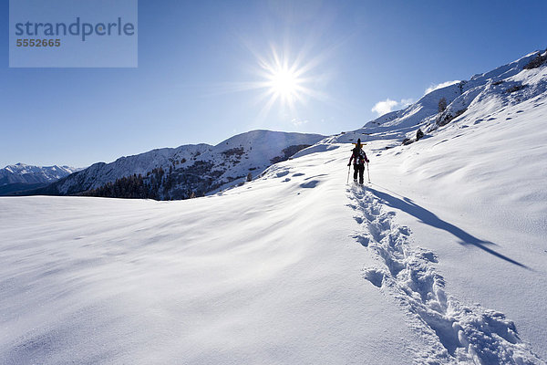 Schneeschuhwanderer beim Aufstieg zur Jagelealm im Ridnauntal oberhalb von Entholz  Südtirol  Italien  Europa