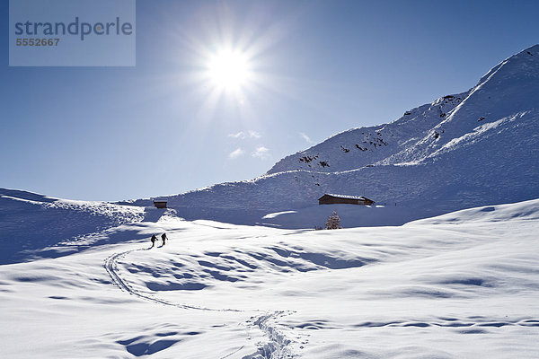 Skitourengeher auf der Jagelealm im Ridnauntal oberhalb von Entholz  Südtirol  Italien  Europa