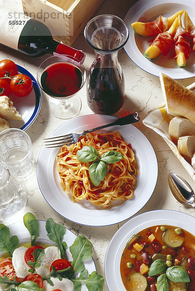 Typisch italienische Küche  Pasta  Rotwein