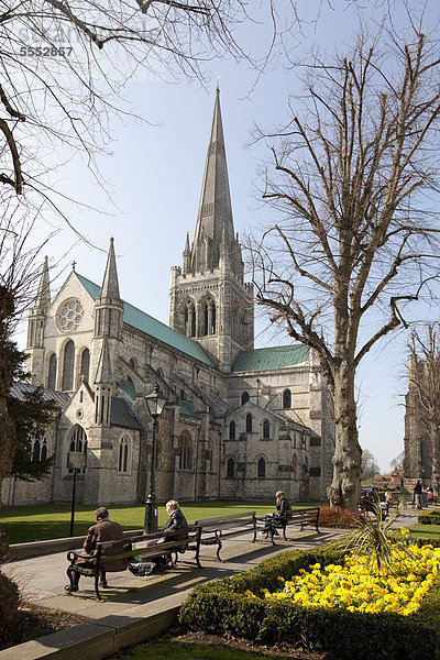 Kathedrale von Chichester mit Frühlingsblumen  England  Großbritannien  Europa
