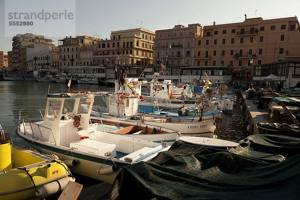 Kleine Fischerboote  mit dem Heck voran vertäut im Hafen von Anzio  Latium  Italien  Europa