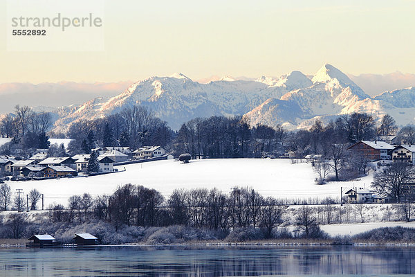 Winterlandschaft mit Wendelstein und der Gemeinde Rimsting  Chiemgau  Oberbayern  Deutschland  Europa