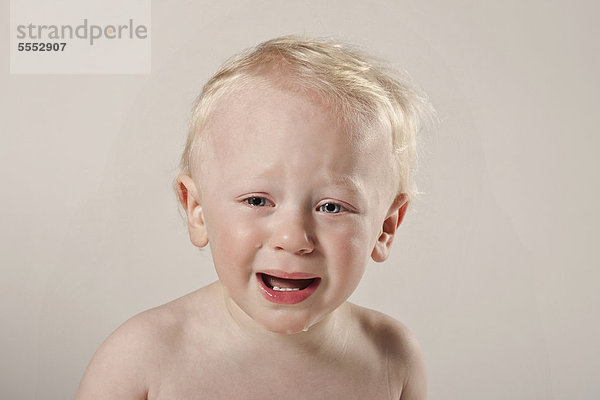 Weinender Kleinkind  Junge  1 Jahr  Porträt