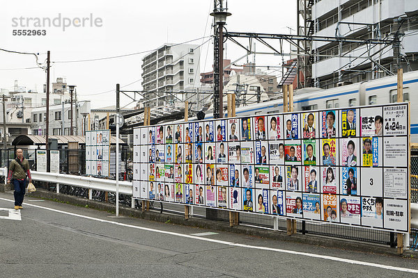 Wahlplakate zur Kommunalwahl in einem Vorort  Tokio  Japan  Asien