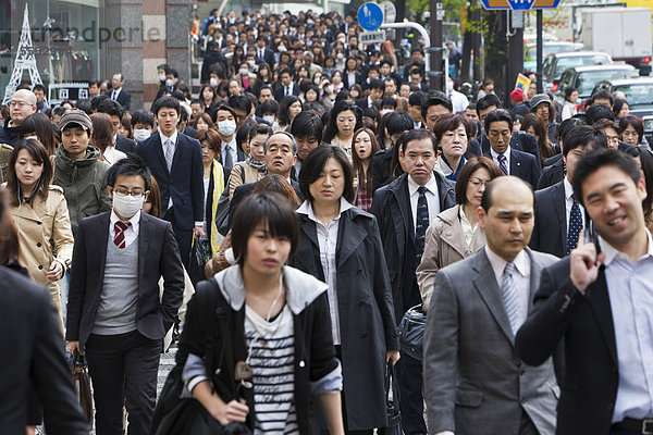 Fußgänger während des morgendlichen Berufsverkehrs im Geschäftsviertel Shinjuku  Tokio  Japan  Asien