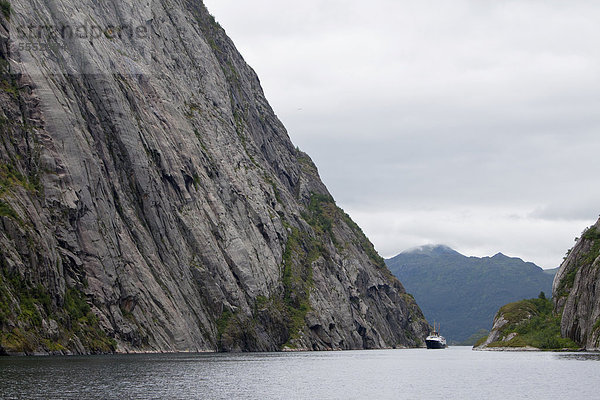 Passagierschiff MS Nordstjernen der Hurtigruten Reederei  Trollfjord  Lofoten  Norwegen  Europa
