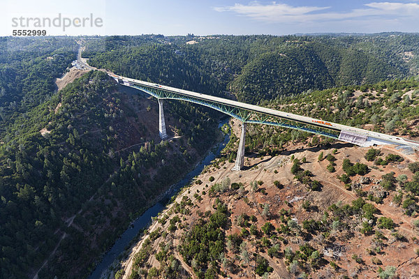 Die Foresthill Brücke  die höchste Brücke Kaliforniens  über den Nordarm  North Fork  des American River  Luftaufnahme  Auburn  Kalifornien  USA  Nordamerika