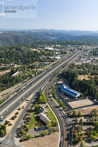 Autobahn Interstate 80 Richtung Süden  Luftaufnahme östlich von Sacramento  Auburn  Kalifornien  USA  Nordamerika