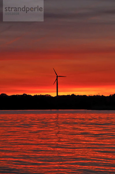 Windturbine Windrad Windräder Europa Abend Himmel frontal Ostsee Baltisches Meer Deutschland Neustadt in Holstein Schleswig-Holstein