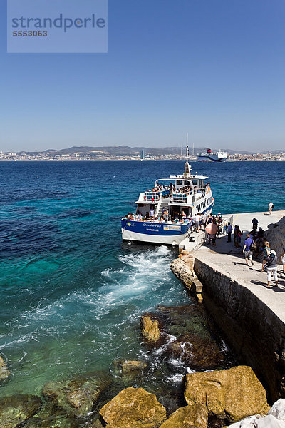 Touristen kommen per Boot zur Insel Ile d'If  Frioul-Archipel  Bucht von Marseille  Frankreich  Europa