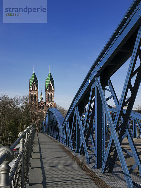 Blaue Brücke und Herz-Jesu-Kirche in Freiburg im Breisgau  Schwarzwald  Baden-Württemberg  Deutschland  Europa  ÖffentlicherGrund