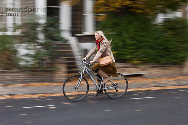 Junge Frau beim Radfahren auf der Straße