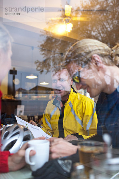 Radfahrer treffen im cafe