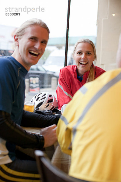 Radfahrer in Cafe  lachen