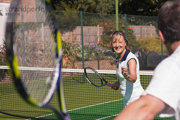 Seniorenpaar beim Tennisspielen