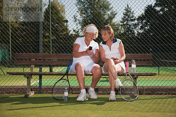 Alte Frauen SMS auf Tennisplatz