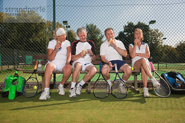 Senior Senioren Mittagspause Pause reifer Erwachsene reife Erwachsene essen essend isst Gericht Tennis