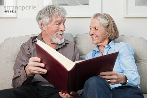 Senior Couple mit Fotoalbum