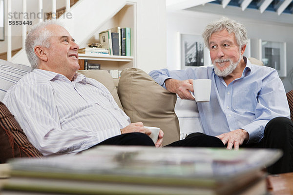 Senior männlichen Freunde mit Kaffee und chat