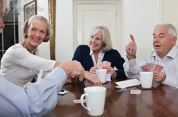 Senior Freunde spielen Karten