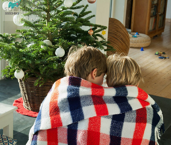 Zwei Jungen zusammen in Decke gewickelt