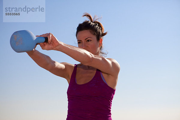 Frau trainiert mit Kettlebell