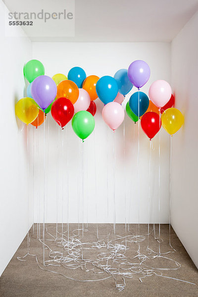 Bunte Luftballons im Raum