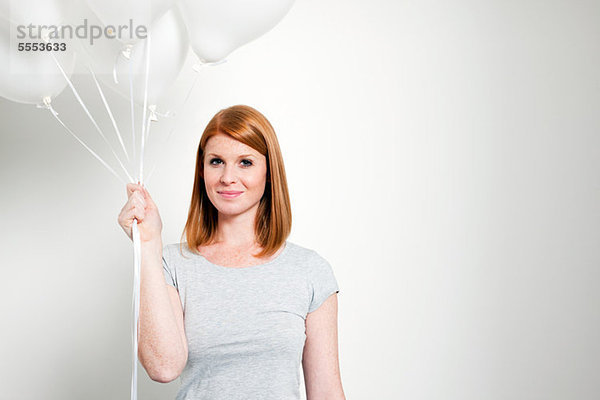 Junge Frau hält Ballons