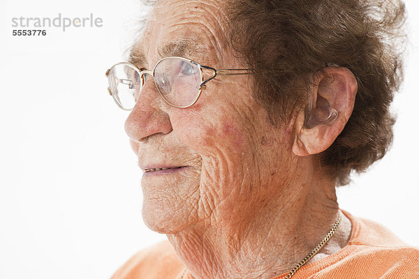 Lächelnde alte Frau mit Brille