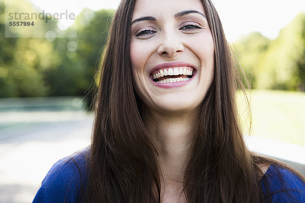 Nahaufnahme des lächelnden Gesichts der Frauen