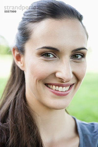 Nahaufnahme des lächelnden Gesichts der Frauen