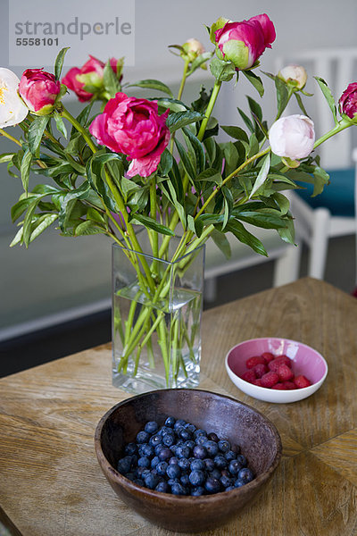 Obstschalen mit Blumenvase