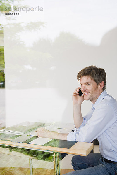 Geschäftsmann im Gespräch mit dem Handy