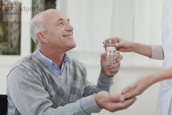 Frau  geben  Gesundheitspflege  alt  Ehemann