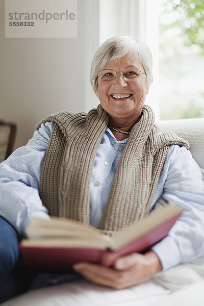 Frau  Buch  lächeln  alt  Taschenbuch  vorlesen