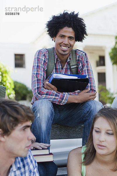 sitzend  Mann  Campus  Kollege