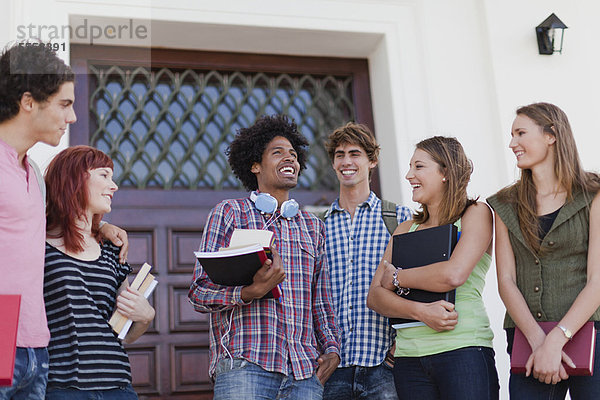 Studenten im Gespräch auf dem Campus