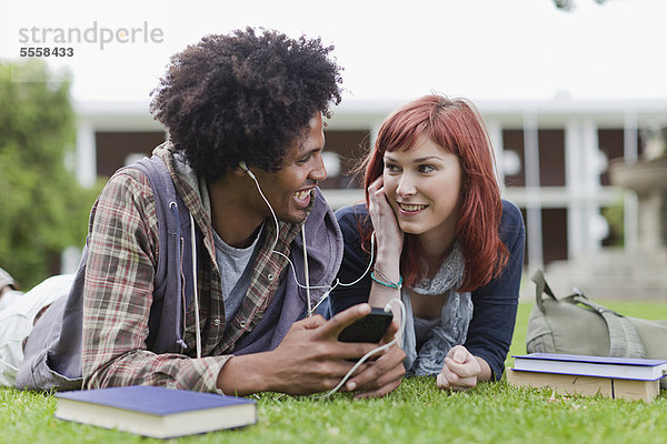 Schüler hören mp3-Player